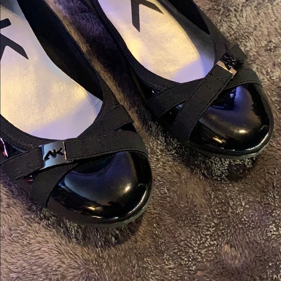 Used Mis-Matched pair of Anne Klein Abell Flats - Picture 5 of 5